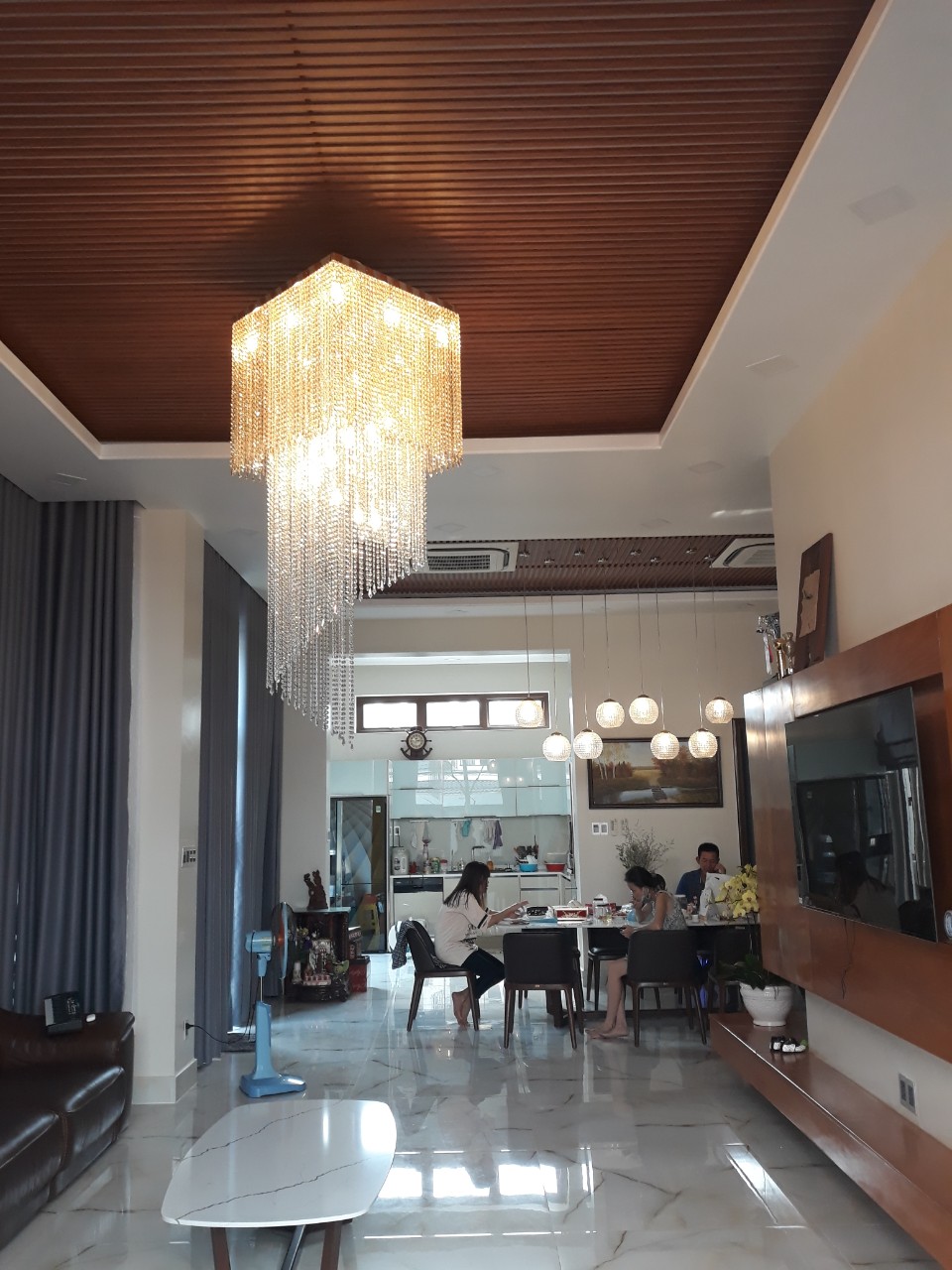 den pha le trang tri phong khach