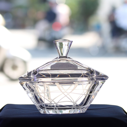 Một sản phẩm au pha le đựng mứt đẹp trên website của Nội Thất Pha Lê Châu Âu.